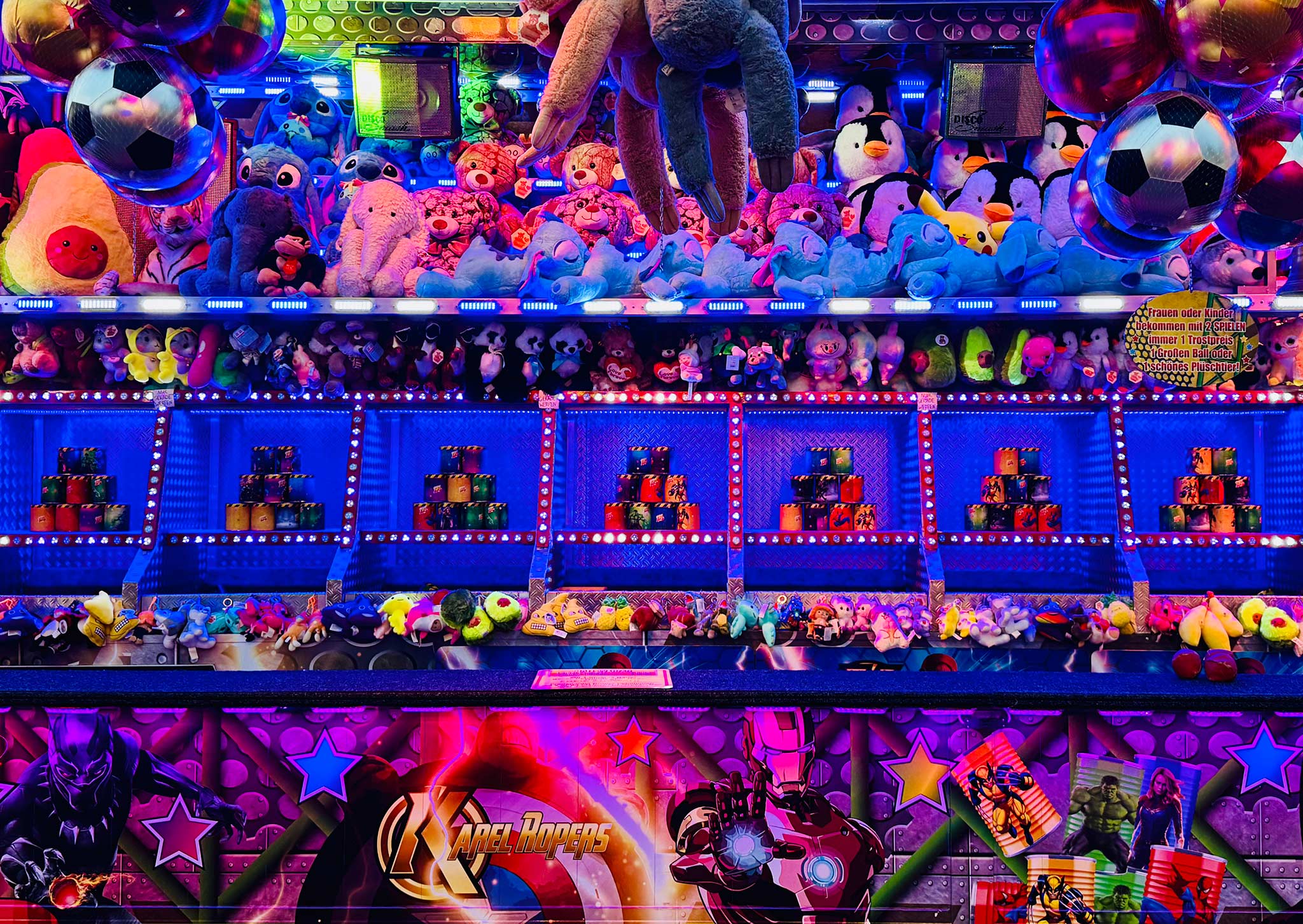 Dosen werfen auf der Kirmes