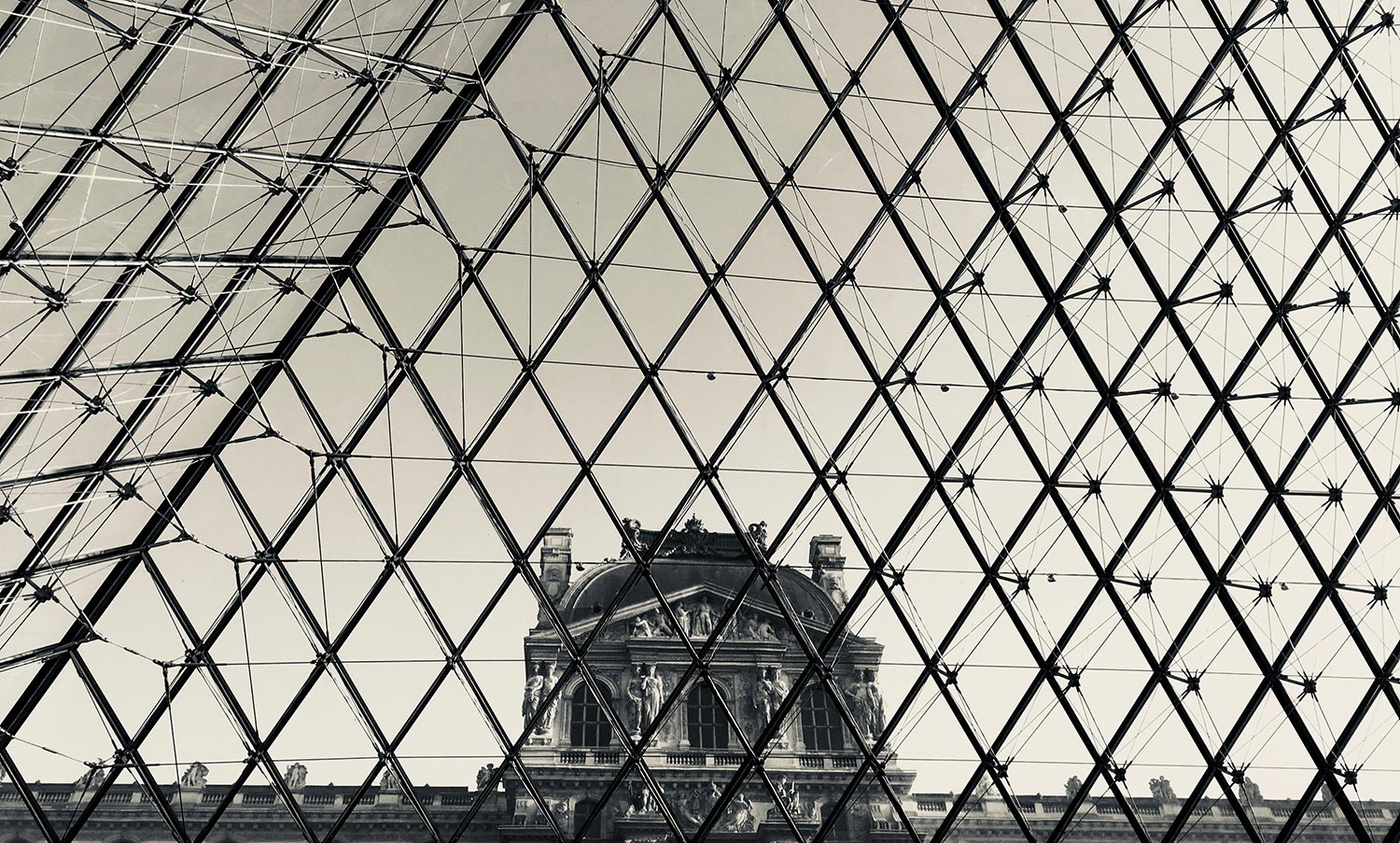 Louvre Pyramide Blick nach Außen