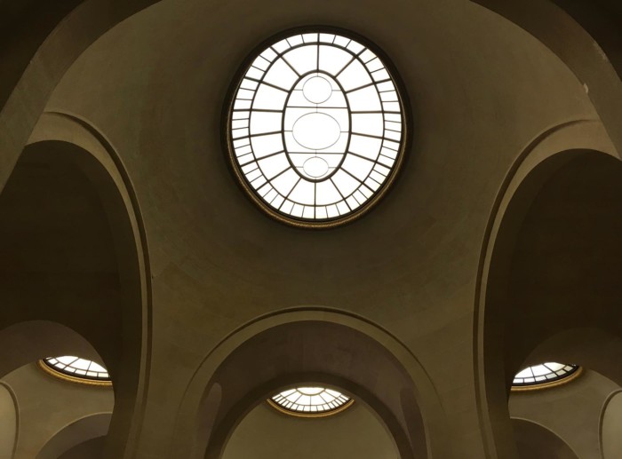 Decke im Treppenhaus des Louvre