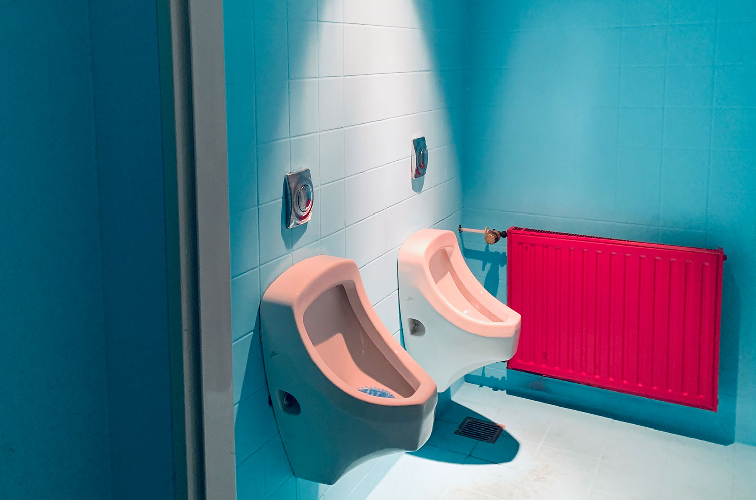 Pissoir in rotblauem Farbenmeer