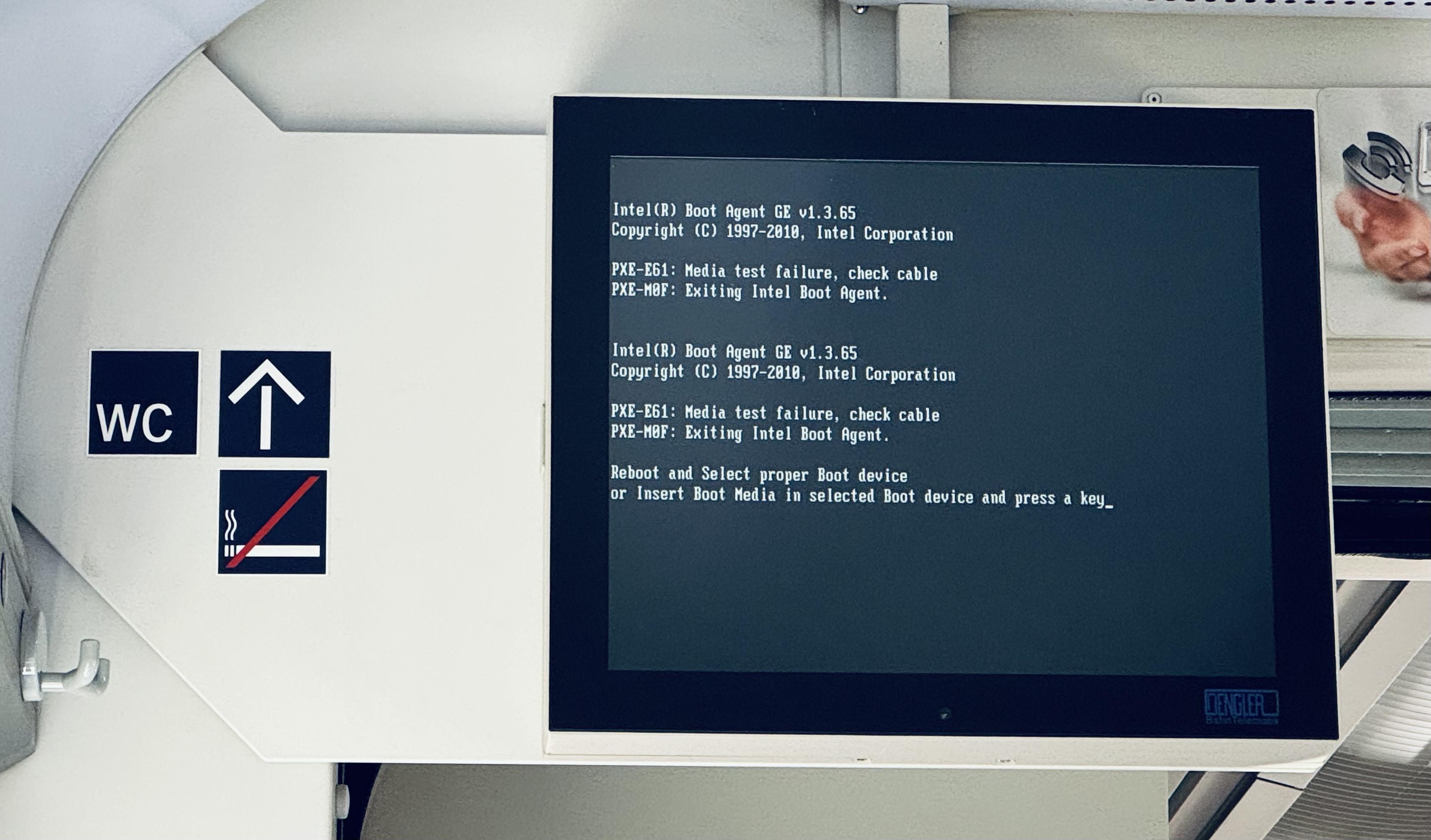 Ein Display in der S-Bahn zeigt das BIOS. Es gibt einen Fehler. Das BIOS gibt unter anderem aus, dass man die Kabel prüfen soll.