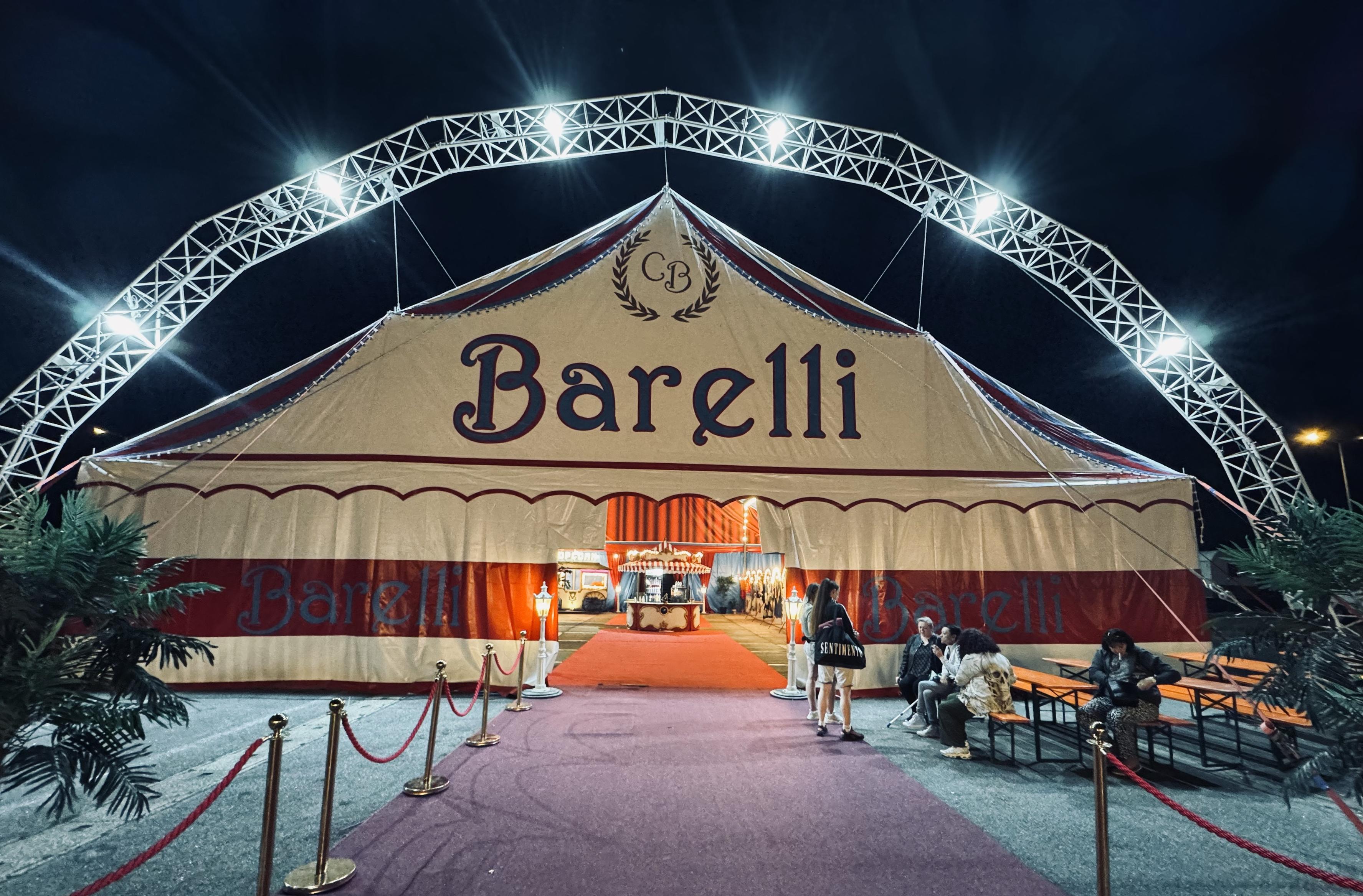 Zirkus Barelli - das Vorzelt in der Nacht.