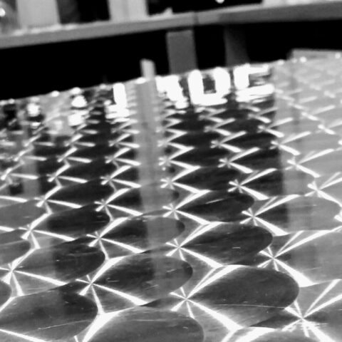 Zirkus011: Tisch in der Mitte