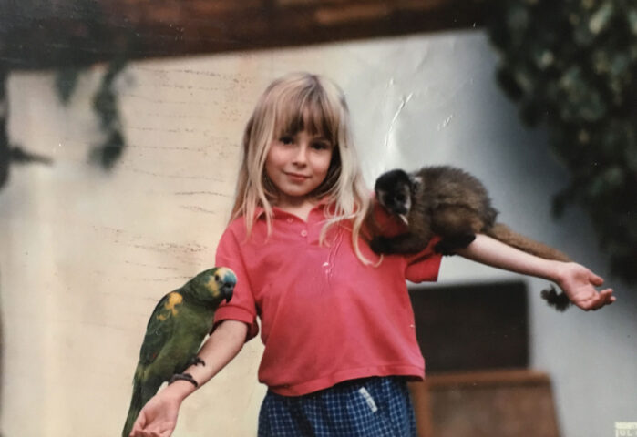 Christina mit Affe und Papagei